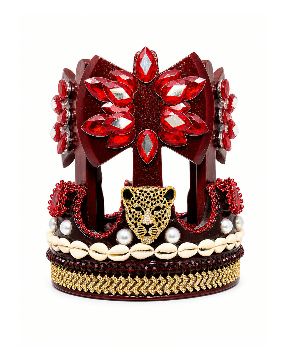 Corona de Changó vinotinto con hachas de madera, leopardo dorado y caracoles