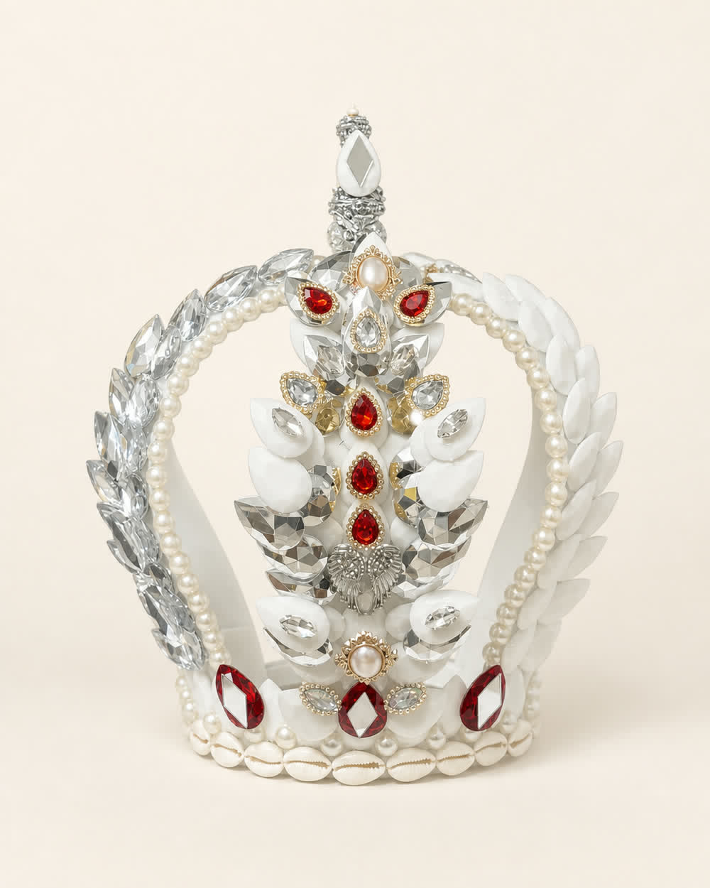 Corona de Obatalá en blanco y plata con perlas, caracoles y cristales rojos
