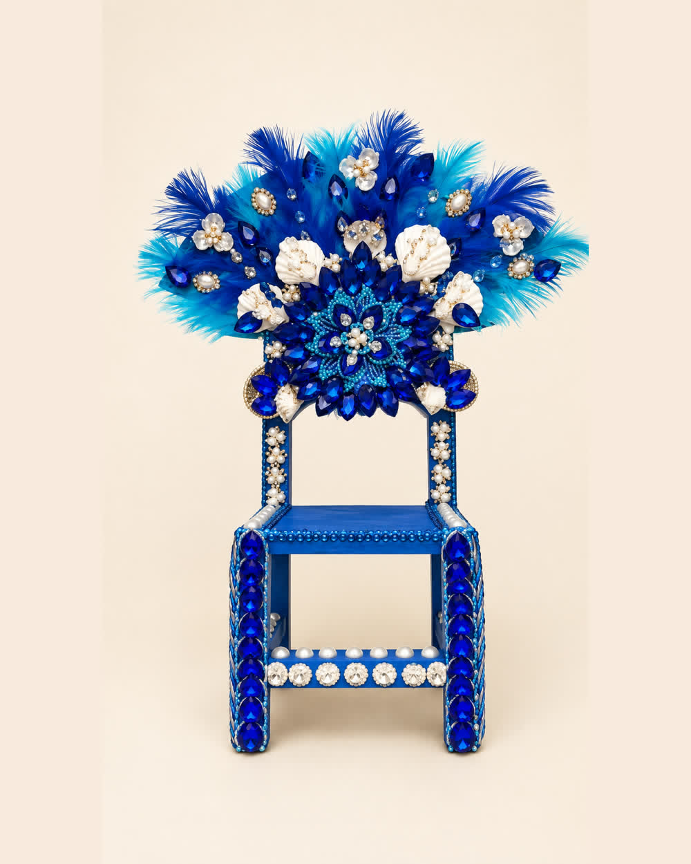 Silla espírita azul con penacho de plumas