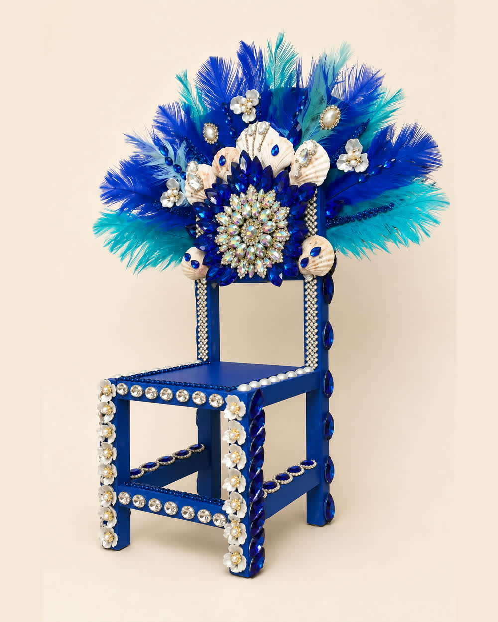 Silla espírita azul con penacho blanco y azul