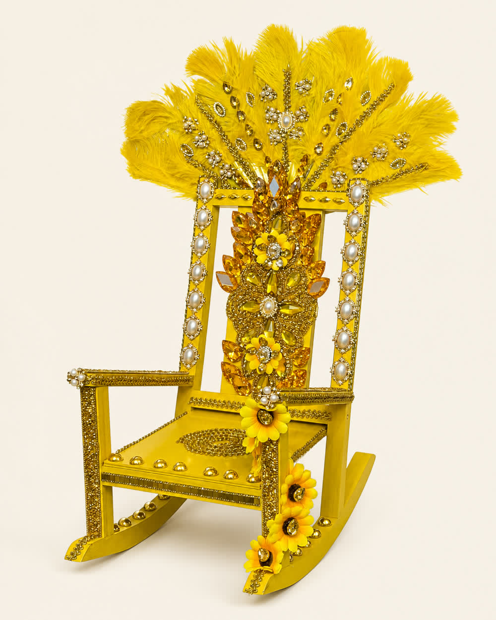 Sillita mecedora de Ochún con plumas y girasoles