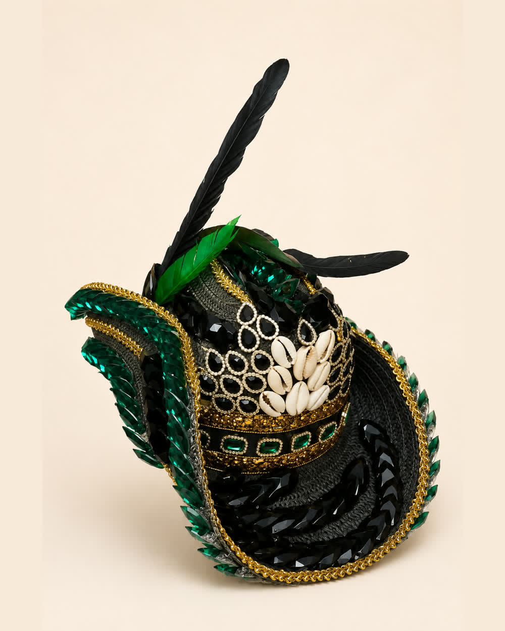 Sombrero de Oggún negro y verde con caracoles