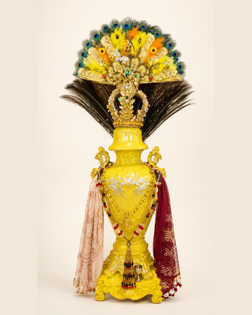 Sopera de Ochún coronada con penacho y telas