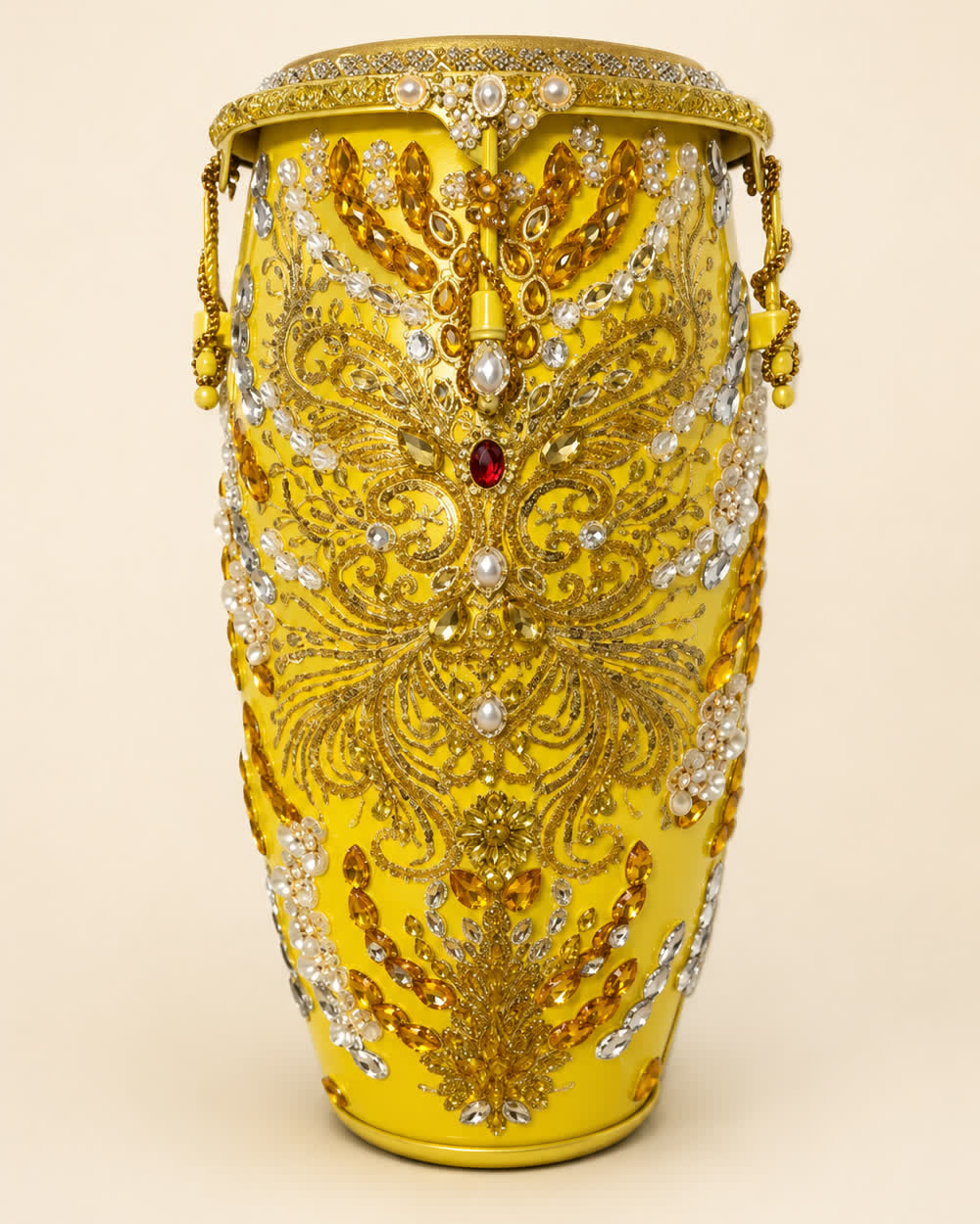 Tambor de Ochún dorado con perlas y pedrería