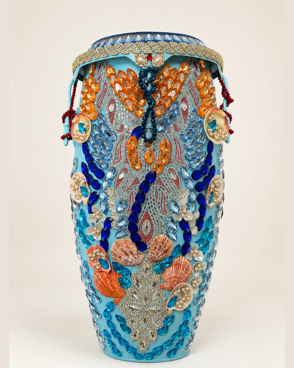 Tambor de Yemayá azul con caracoles, perlas y cristales