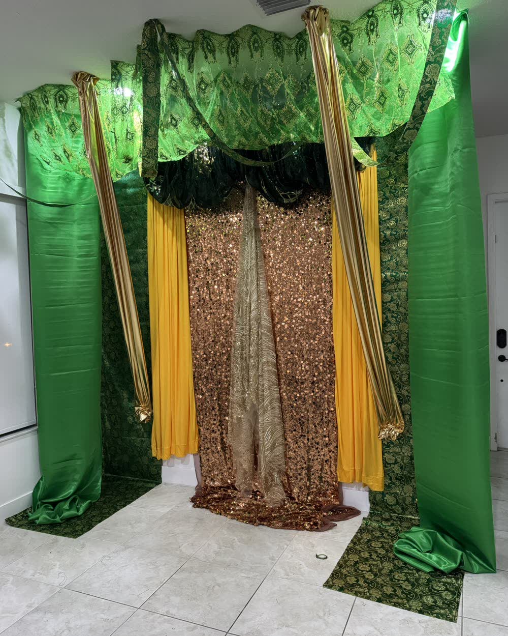 Trono verde y oro con caída de lentejuelas