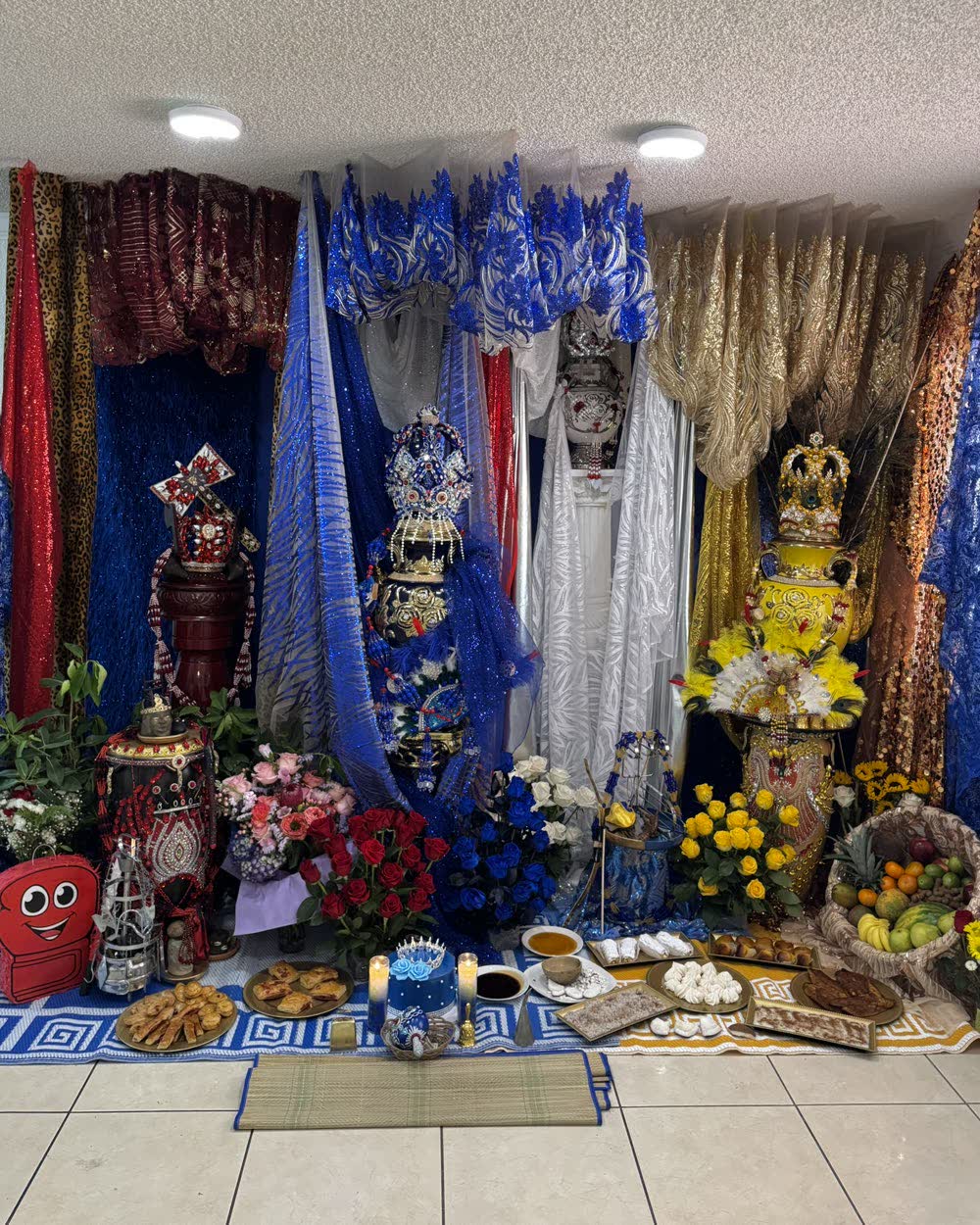 Trono en azul y plata con soperas vestidas y flores