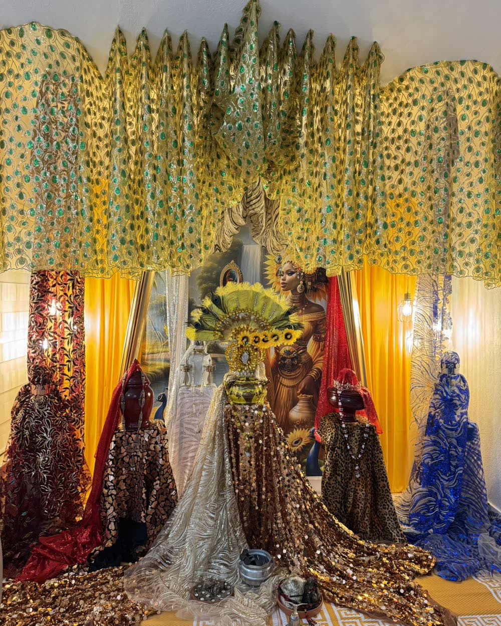 Trono de Ochún con mural y soperas vestidas