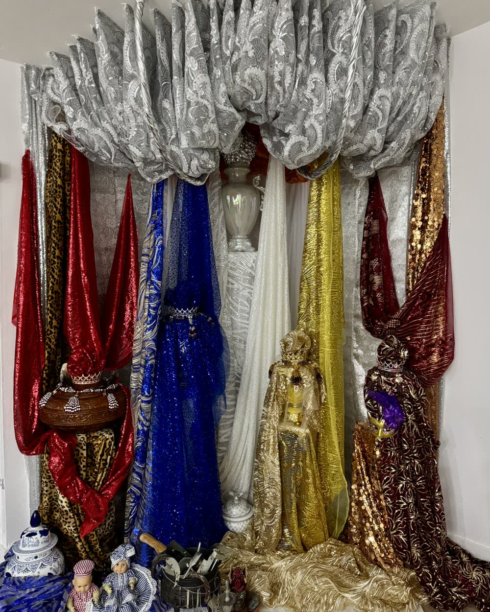 Trono en plata con soperas de varios orishas