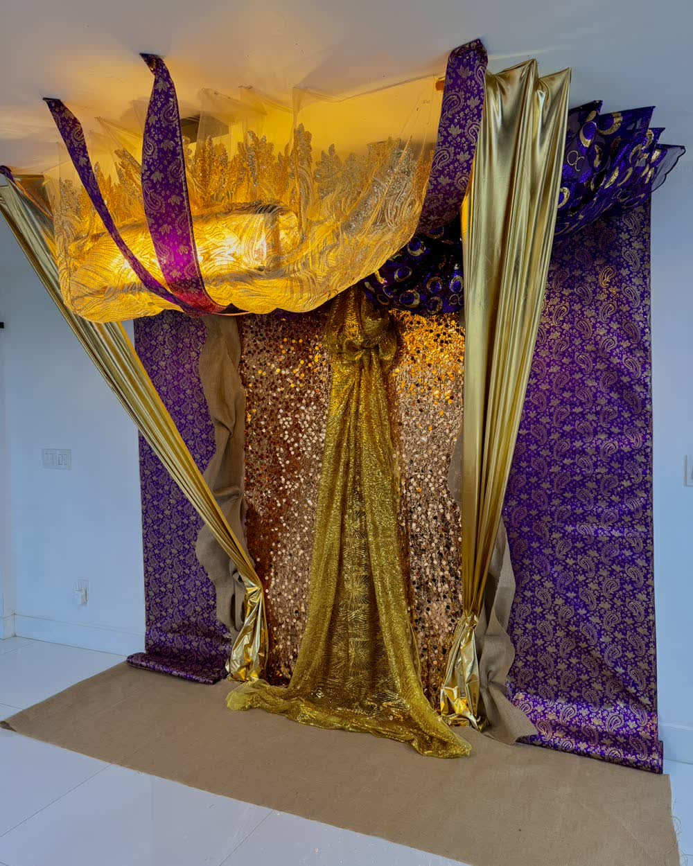 Trono en morado y oro con caída dorada